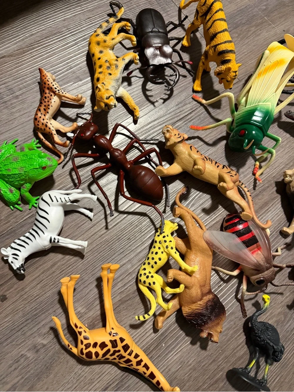 Assorted Reptile & Wildlife Toy Set – Yellow, Green, Black, Brown